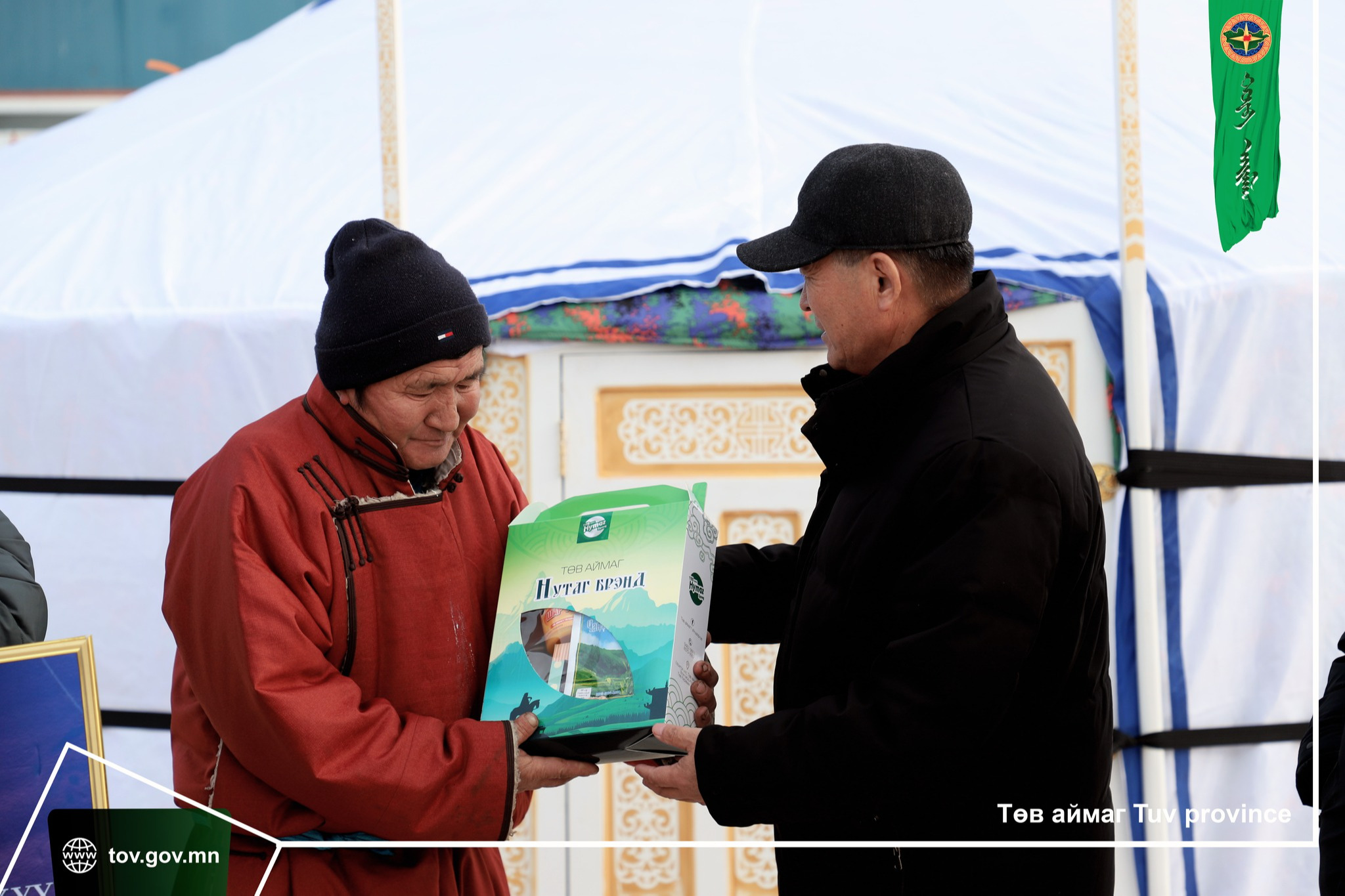 Изүмисано хотын иргэдээс илгээсэн өргөө цагаан гэрийг гардуулан өглөө